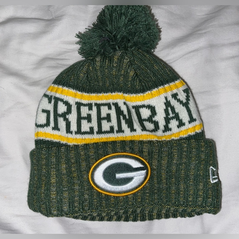 Unisex Green Bay Packers New Era Green Cuffed Knit Hat with Pom and fleece lined